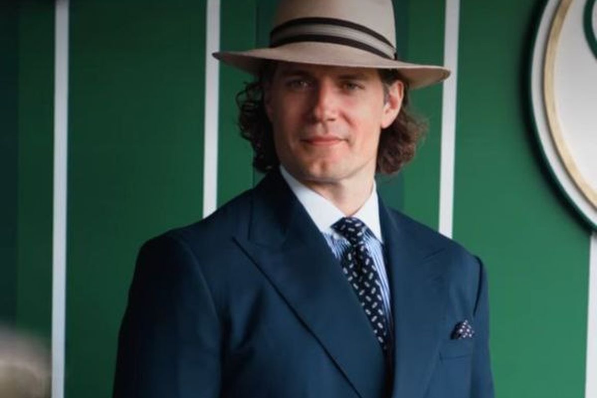 Gaya Henry Cavill diWimbledon 2025, Pakai Jas Biru dan Topi Fedora
