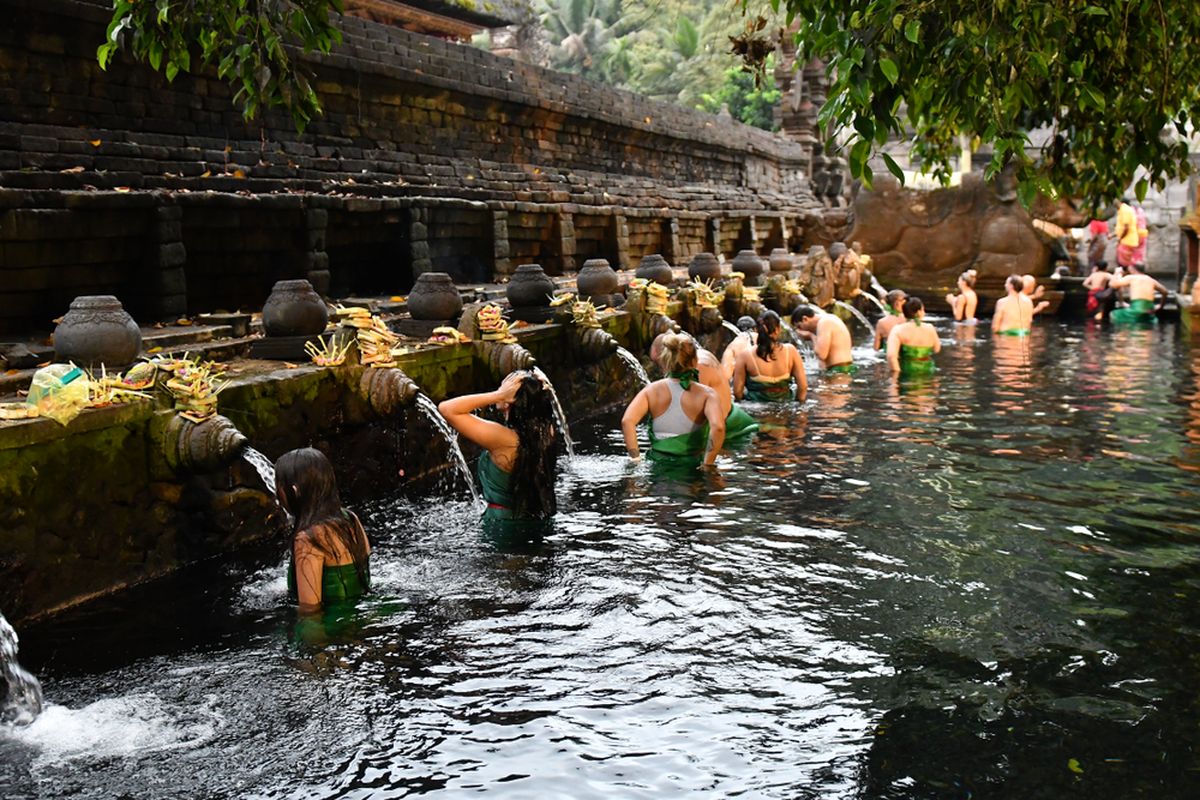 Zlatan Ibrahimovic Kunjungi Pura Tirta Empul di Bali, Tempat Ritual Melukat