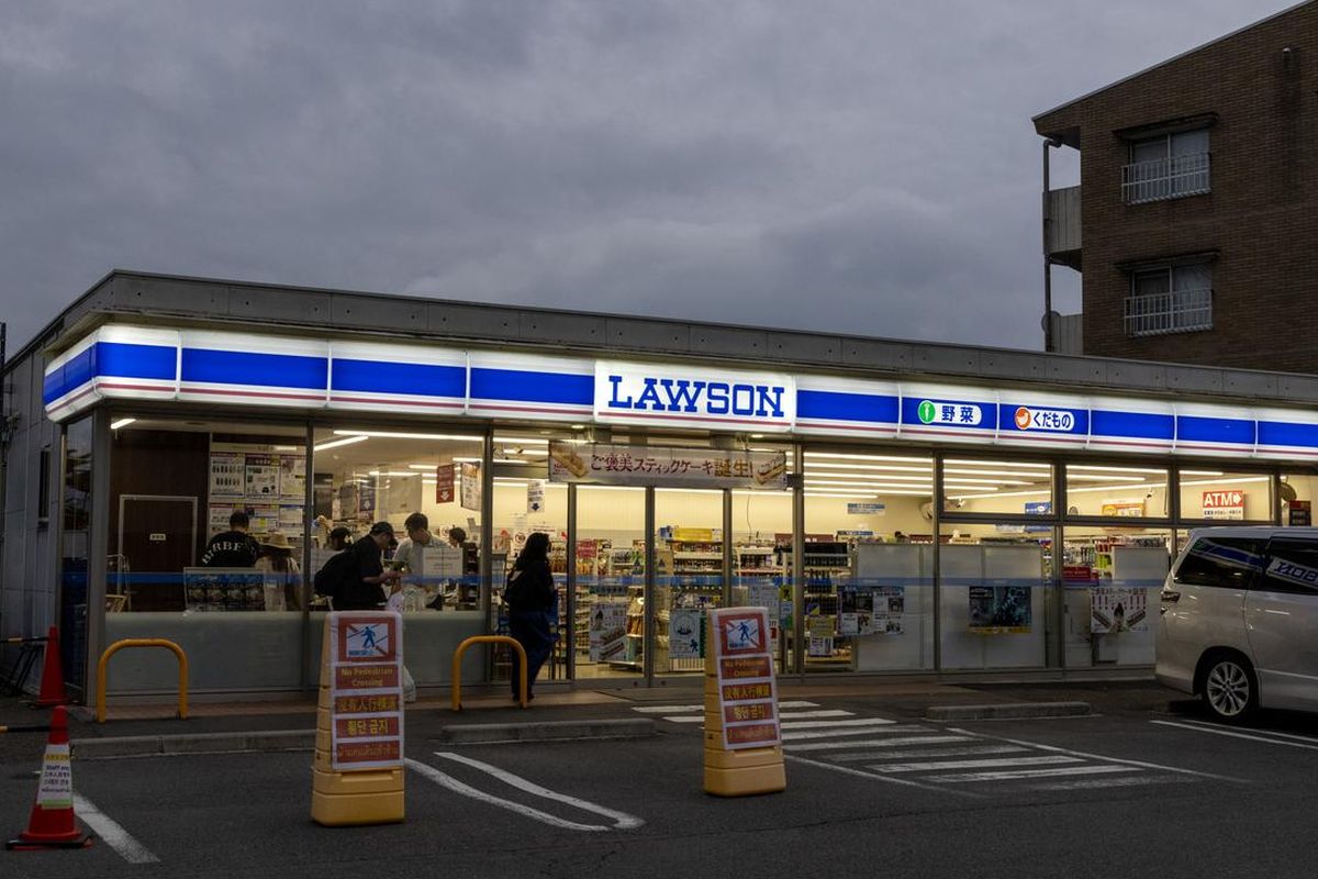 Tarif Hotel Mahal Turis Kini Bisa Menginap di Parkiran Lawson Jepang